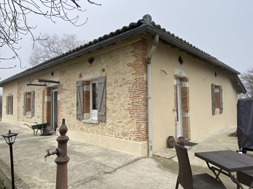 Fixation de panneaux isolants sur mur extérieur