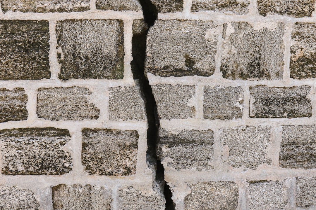 Réparation des fissures de façade à Toulouse – EAF Façade 31