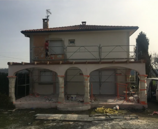 Travail de finition de peinture anti-humidité sur façade en pierre à Blagnac