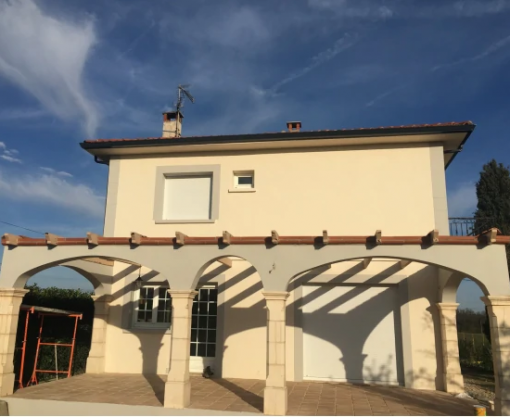 Revêtement de façade gris anthracite appliqué sur immeuble à Tournefeuille